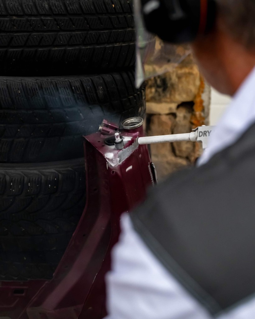 Trockeneisstrahlen an Karosserieteilen mit Dry Ice Energy
