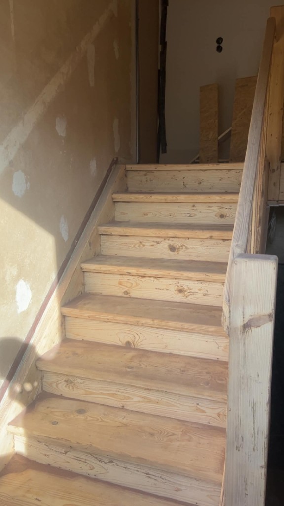 Holztreppe nach Sandstrahlung in der Sanierung